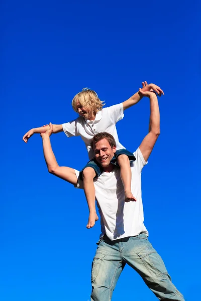 Πατέρα, δίνοντας το γιο του μια piggyback βόλτα — Φωτογραφία Αρχείου