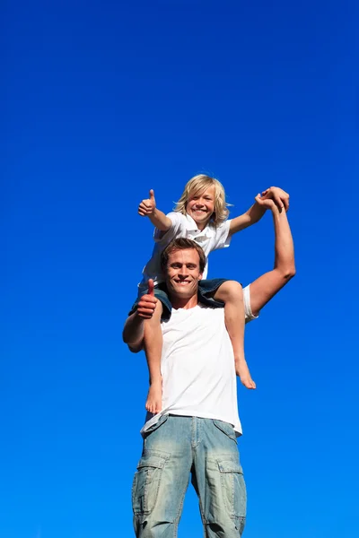 Hijo sobre los hombros de su padre con los pulgares hacia arriba —  Fotos de Stock
