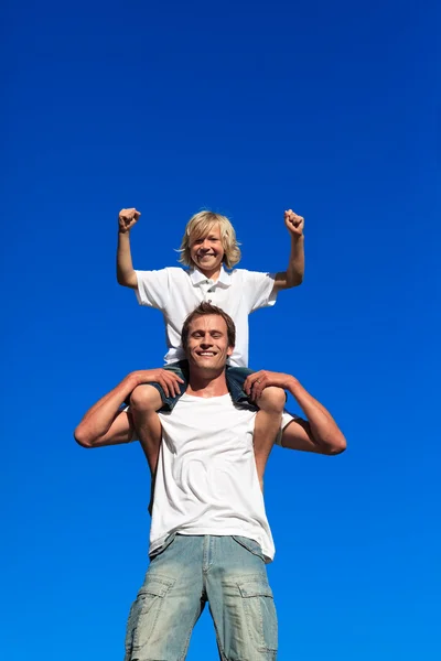Отец и сын веселятся на открытом воздухе — стоковое фото