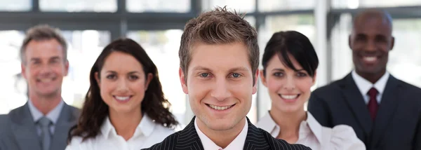 Усміхнений бізнес-менеджер очолює свою команду — стокове фото