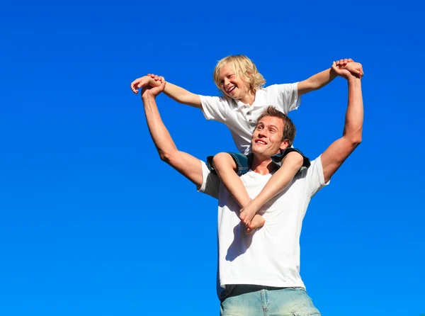 Chłopiec dając dziecko piggyback jazdy — Zdjęcie stockowe