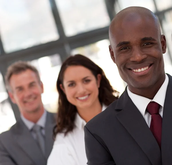 Säker afro-american affärsman leder sitt lag — Stockfoto