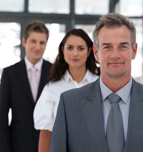 Volwassen zakenman leidt een zakelijke team in een lijn — Stockfoto