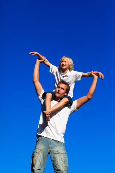 Far att ge sin son en piggyback rida — Stockfoto