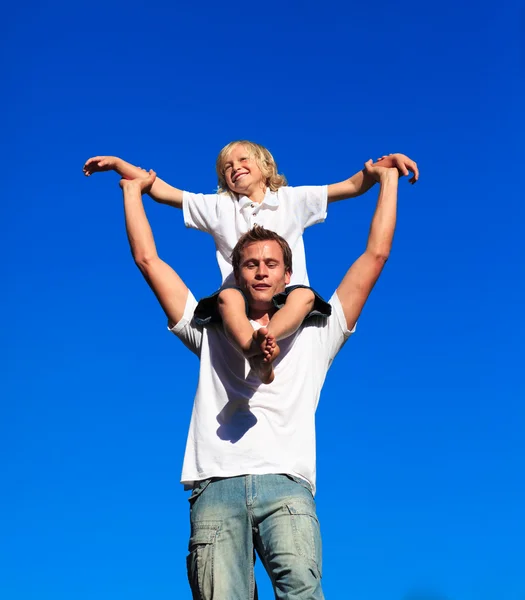 Dad giving his son a piggyback ride — Stock Photo, Image