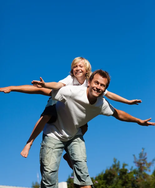 Young man giving young boy piggyback ride — Stock Photo, Image