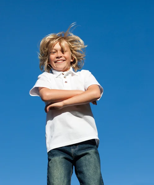 Молодой парень прыгает в воздух — стоковое фото