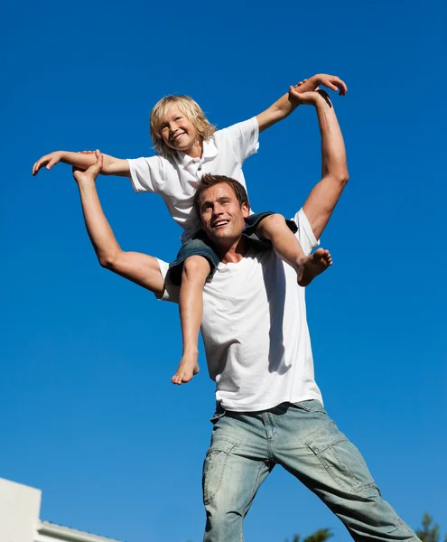 Son sitting on his father's shoulders — Stock Photo, Image