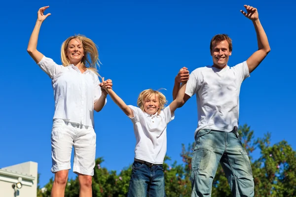 Ευτυχισμένη οικογένεια Πηδώντας στον αέρα — Φωτογραφία Αρχείου