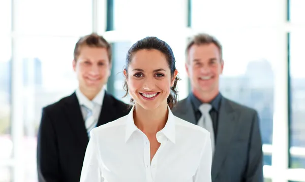 Mulher de negócios sorridente com sua equipe — Fotografia de Stock
