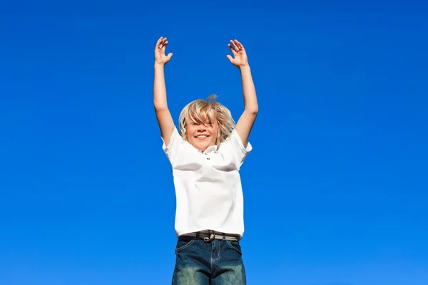 Счастливый ребенок, прыгающий в воздухе — стоковое фото