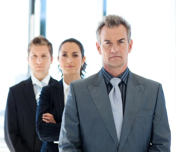 Seriös affärsman leder ett företag team — Stockfoto