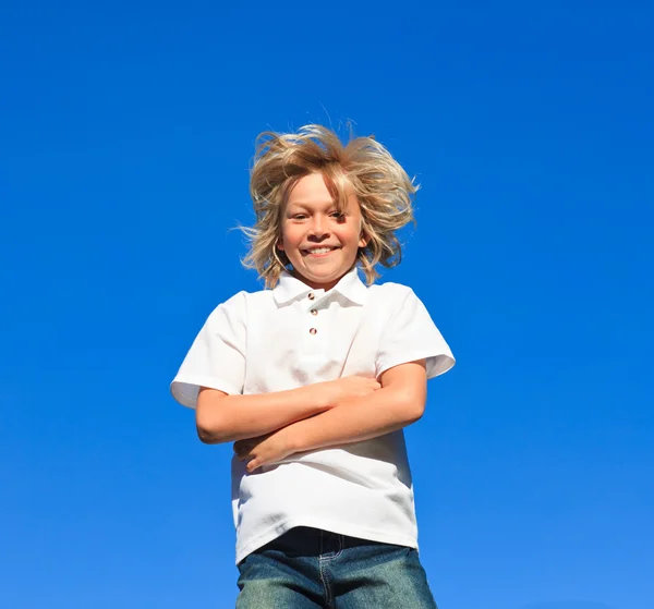 Chico feliz Saltando en el aire —  Fotos de Stock