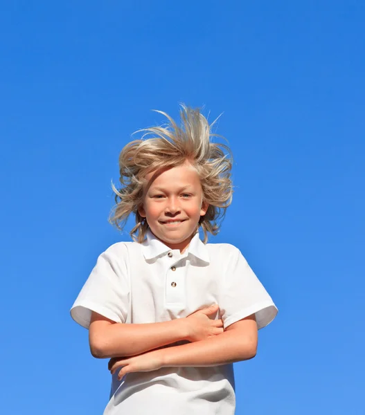 Mutlu bir çocukluk havada atlama — Stok fotoğraf