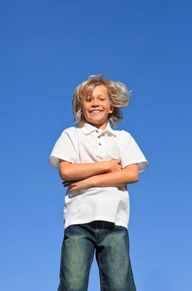 Mladý kluk skákání ve vzduchu — Stock fotografie