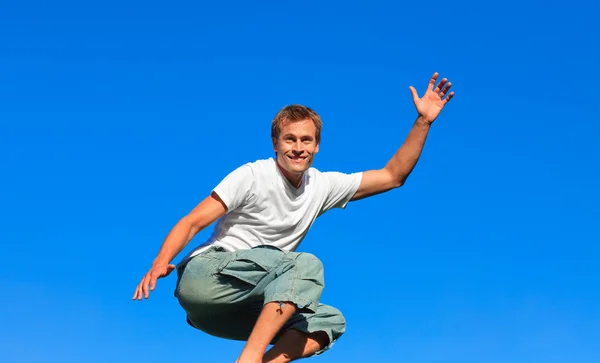 Молодой человек прыгает в воздух — стоковое фото
