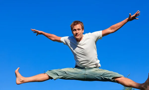Młody człowiek skaczący w powietrzu — Zdjęcie stockowe