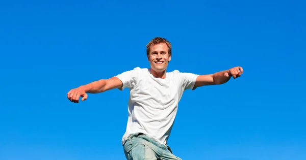 Молодий чоловік стрибає в повітрі — стокове фото