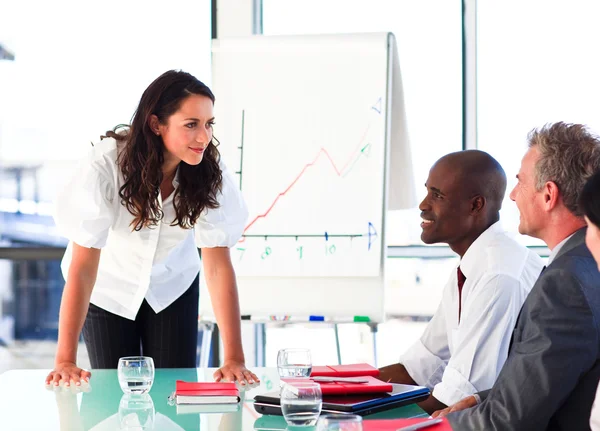 Affärskvinna interagera med kollegor efter en presentati — Stockfoto