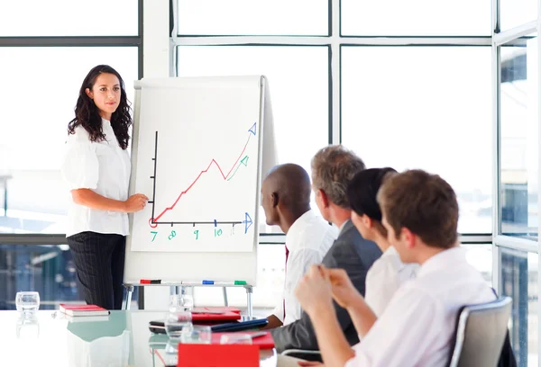 Empresária reportando aos números de vendas em uma reunião — Fotografia de Stock