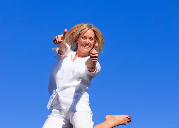 Mujer animada saltando en el aire — Foto de Stock