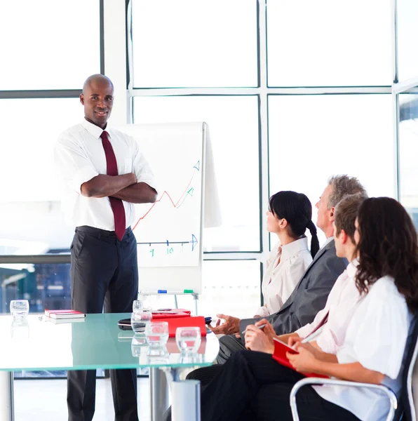 Ung självsäker affärsman ger en presentation — Stockfoto