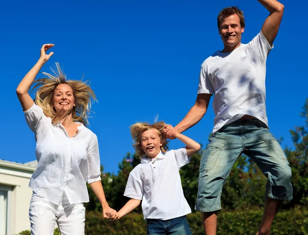Família bonito pulando no ar — Fotografia de Stock