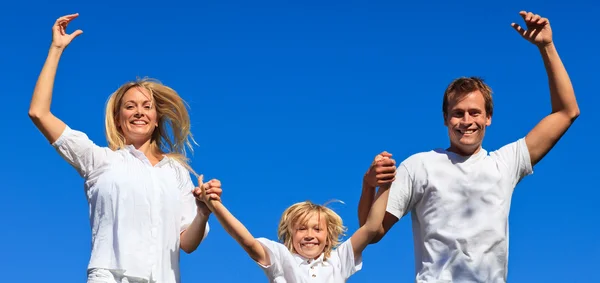 공중에서 점프 하는 귀여운 가족 — 스톡 사진