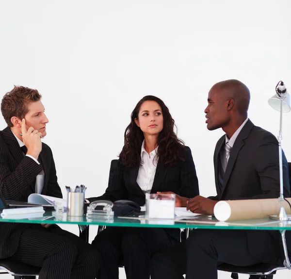 Verksamhet team diskuterar i ett möte — Stockfoto