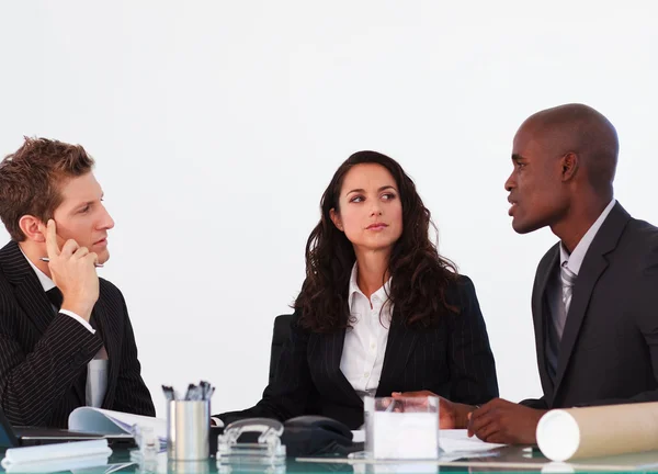 Tres negocios interactuando en una reunión — Foto de Stock