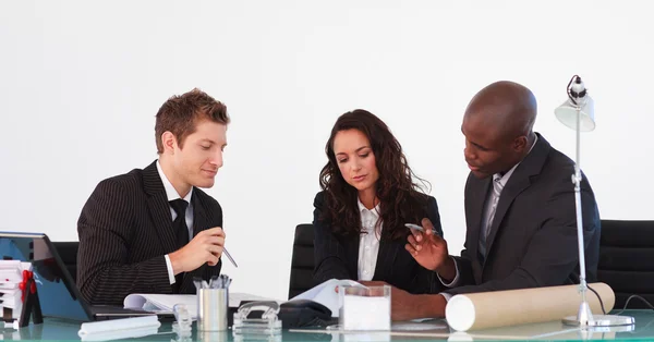 Equipo de negocios hablando entre sí en una reunión — Foto de Stock