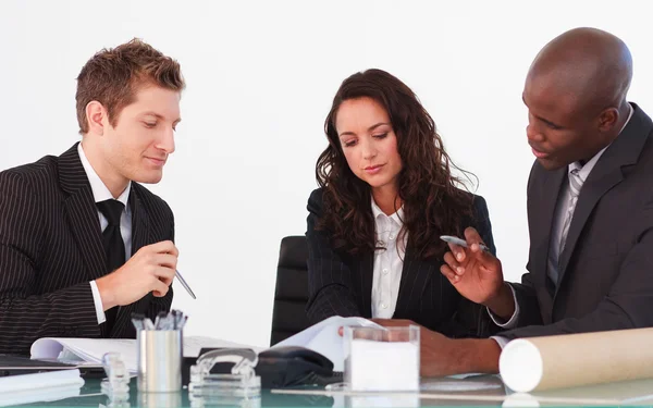 Três negócios discutindo em uma reunião — Fotografia de Stock