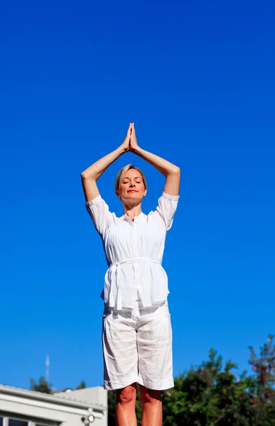 Gyönyörű nő gyakorló meditáció — Stock Fotó
