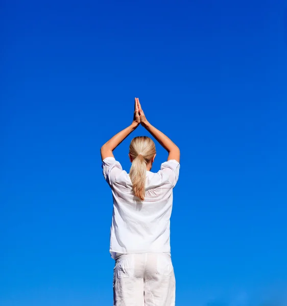 Mulher loira praticando ioga — Fotografia de Stock