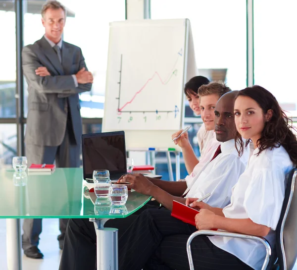 Mature manager in a presentation with folded arms — Stock Photo, Image