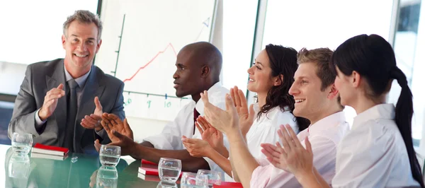 Negócios batendo palmas em uma reunião — Fotografia de Stock