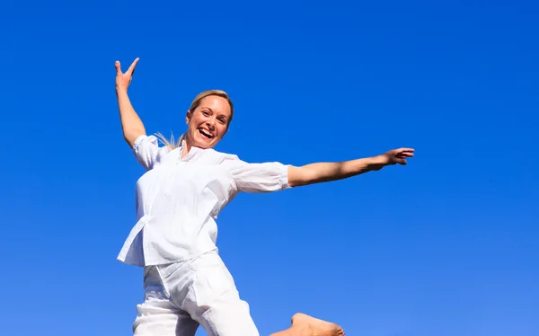 Glückliche Frau hat Spaß im Freien — Stockfoto