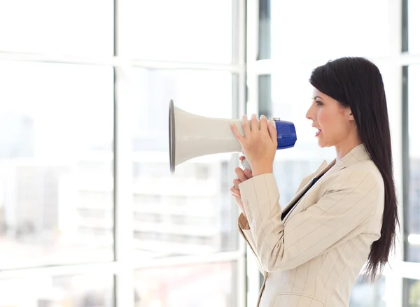 Mujer de negocios gritando en un megáfono — Foto de Stock