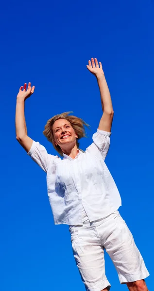 Mutlu bir kadın parkta atlama — Stok fotoğraf