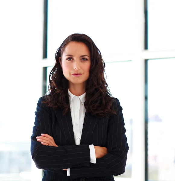 Confident businesswoman with folded arms — Stock Photo, Image