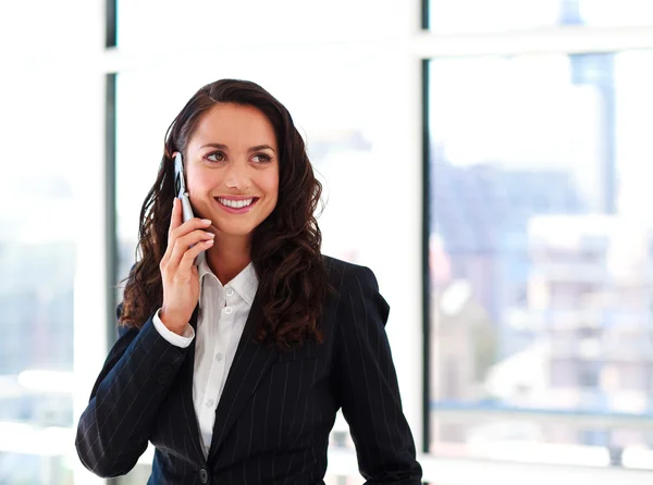 Leende affärskvinna prata telefon — Stockfoto