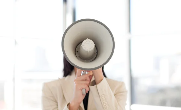 Портрет бізнес-леді, що кричить через мегафон — стокове фото