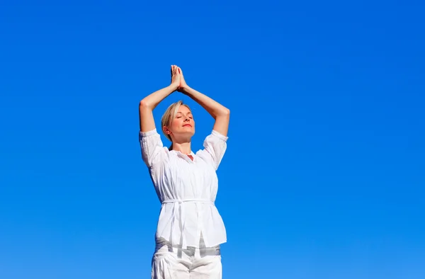 Femme attrayante pratiquant le yoga — Photo