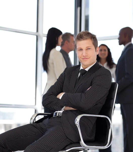 Geschäftsmann im Amt sitzt auf Stuhl — Stockfoto