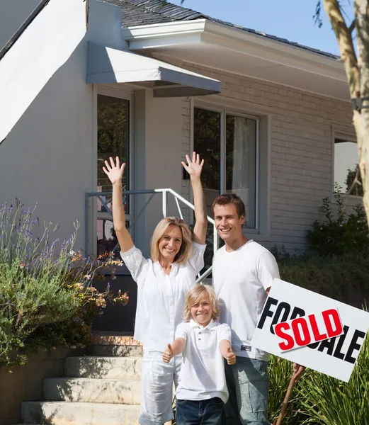 Uma família a comprar uma casa — Fotografia de Stock