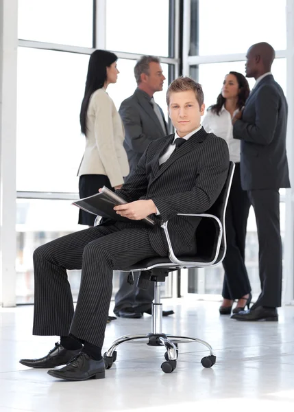 Junger attraktiver Geschäftsmann im Büro arbeitet — Stockfoto
