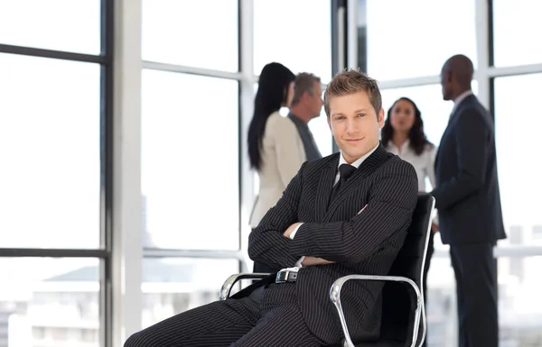 Businesss mannen i office sitter på stol — Stockfoto