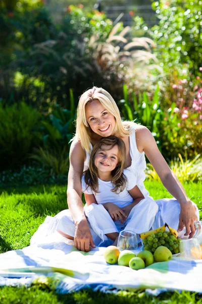 母亲和女儿去野餐 — 图库照片