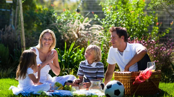 Familia feliz teniendo un picnic — Foto de Stock