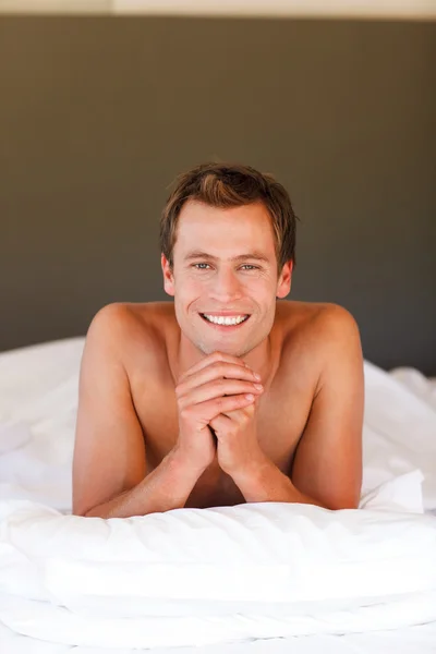 Sonriente chico guapo acostado en la cama con espacio de copia —  Fotos de Stock